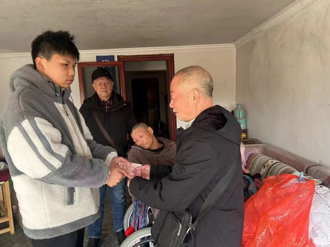 爱心善举迎新春  物资捐赠暖人心